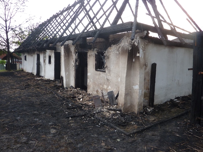 Gefährliche Löscharbeiten: Mehrere Stunden kämpften die Florianis gegen die verheerenden Flammen an. Das Ausmaß des Schadens ist enorm. 