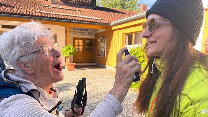 Pilgerfreundin Maria vertraut auf die Kraft des Schwedenbitters. Jeden Morgen gab es vor dem Aufbruch einen Sprühstoß ihres selbstgemachten Kräuter-Elixiers – als kleiner Segen für den Weg.