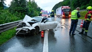 Das Auto überschlug sich und kam auf allen vier Rädern zum Stehen. Zwei Feuerwehren mit 25 ...
