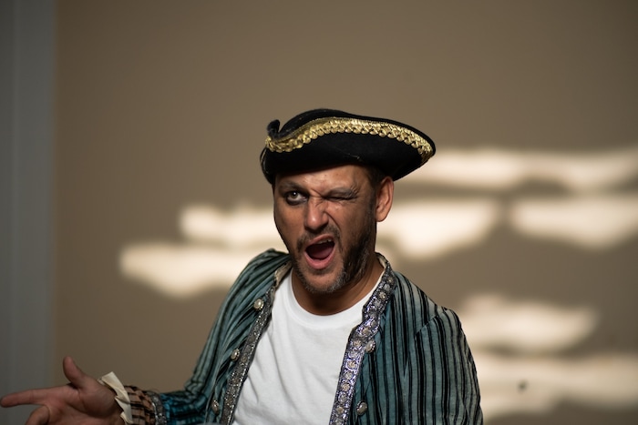 Kapitän Bert (re.) singt ein Piratenlied!