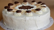 Die Malakoff-Torte kann man getrost ein bis zwei Tage im Voraus zubereiten – sie wird dadurch ...