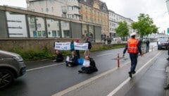 Die Aktivisten sperrten die Straße