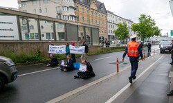 Die Aktivisten sperrten die Straße
