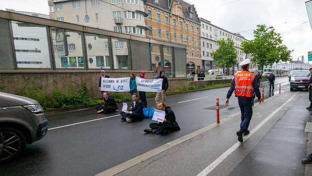 Die Aktivisten sperrten die Straße