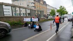 Die Aktivisten sperrten die Straße