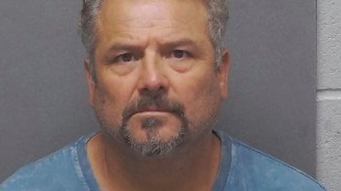 Das Bexar County Sheriff’s Office gab den Mugshot von Jonathan Joss‘ Nachbar Sigfredo Ceja Alvarez heraus. Er soll den Schauspieler erschossen haben und wurde nun wegen Mordes angeklagt.