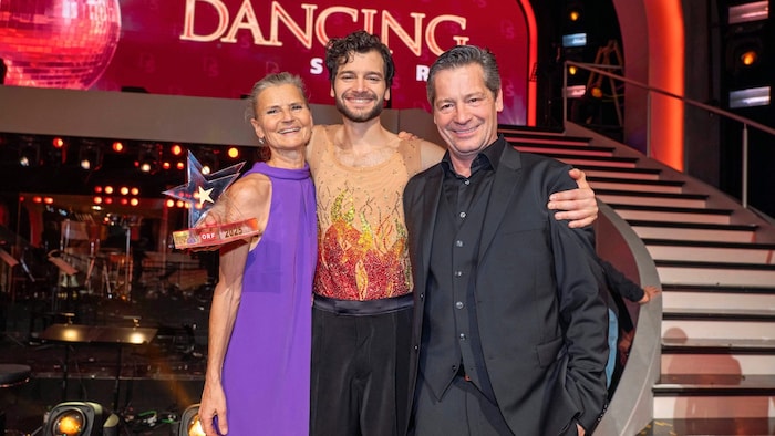 Aaron Karl bei der diesjährigen Auflage der „Dancing Stars“ mit Mama Christiane und Vater Fritz.