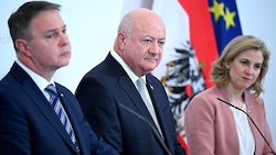 Die Partei von Außenministerin Beate Meinl-Reisinger könnte das Vorhaben von SPÖ und ÖVP (im Bild Vizekanzler Andreas Babler und Kanzler Christian Stocker) scheitern lassen. (Bild: APA/ROLAND SCHLAGER)