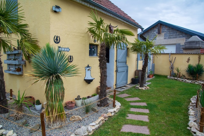 Dieses Gelb ist original andalusisch. Halasz nahm von einem Abbruchhaus ein Stück mit, ein heimischer Maler mischte ihm die Farbe. 