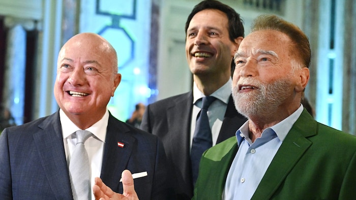 (v.l.n.r.) Bundeskanzler Christian Stocker (ÖVP), EU-Klimakommissar Wopke Bastiaan Hoekstra und Arnold Schwarzenegger beim Austrian World Summit
