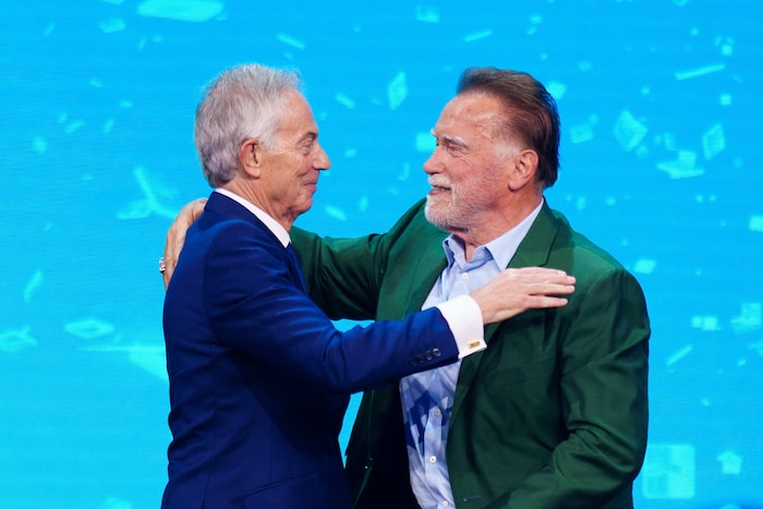 Der ehemalige britische Premierminister Tony Blair mit Arnold Schwarzenegger