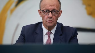 Regierungschef Friedrich Merz sieht noch „Spielräume“ für seine verschärften Grenzkontrollen und Rückweisungen. (Bild: EPA/CLEMENS BILAN)