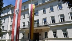 In den Kassen der Landesregierung tut sich ein gewaltiges Loch auf; es soll gespart werden.
