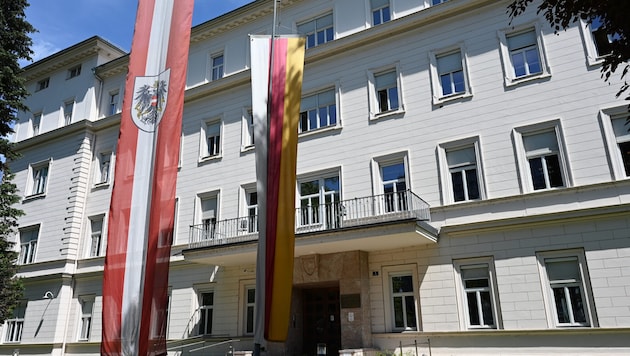 In den Kassen der Landesregierung tut sich ein gewaltiges Loch auf; es soll gespart werden.