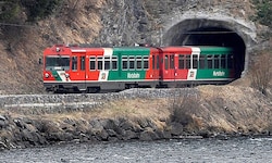 Die Bahn am Weg durch den Lungauer Streckenabschnitt: Jetzt wird in Sicherheit investiert.