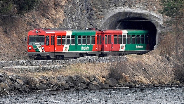 Die Bahn am Weg durch den Lungauer Streckenabschnitt: Jetzt wird in Sicherheit investiert.