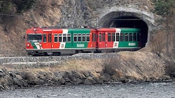 Die Bahn am Weg durch den Lungauer Streckenabschnitt: Jetzt wird in Sicherheit investiert.