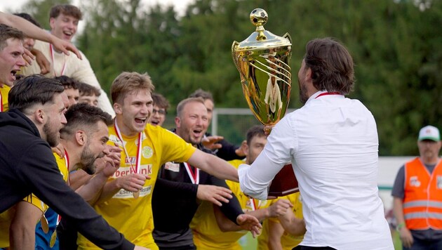 Bernhard Kletzl (re.) holte den Pokal.