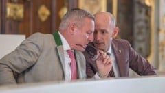 Landeshauptmann Mario Kunasek (FPÖ, links) und Finanzlandesrat Willibald Ehrenhöfer (ÖVP) ...