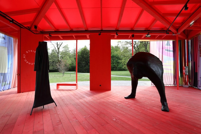Überspitzte höfische Gesten von Erwin Wurm.