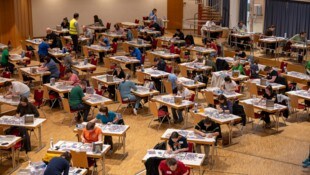 120 mal 60 Zentimeter sind die Wettbewerbstische groß, auch sonst gibt es ein strenges ...