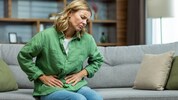 Ein Drücken und Rumoren im Bauch sind typische Symptome.