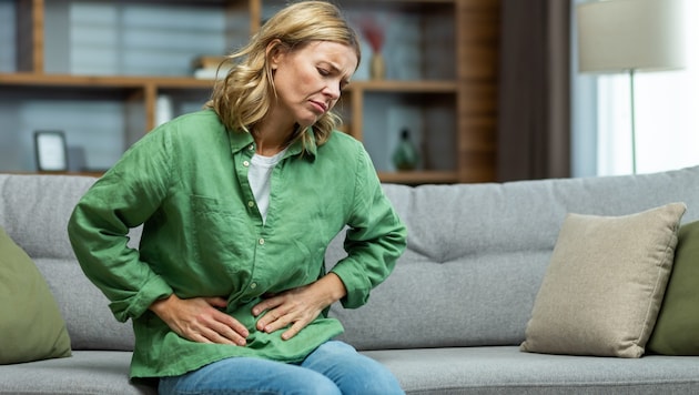 Ein Drücken und Rumoren im Bauch sind typische Symptome.