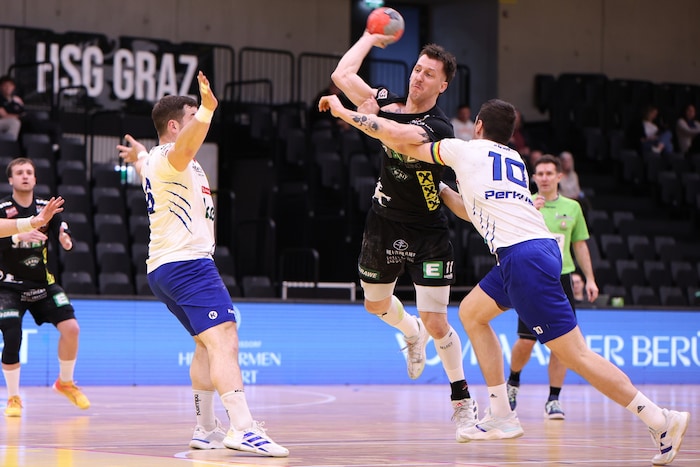 Bis zuletzt spielte Jozsef Albek (am Ball) bei der HSG Graz. Nun wechselt der Handball-Nationalspieler nach Griechenland.