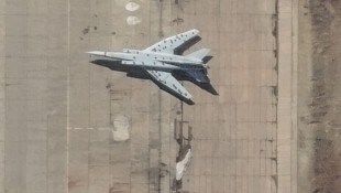 Satellitenaufnahme von einem Mittelstreckenbomber des Typs Tupolev Tu-22 auf dem ...