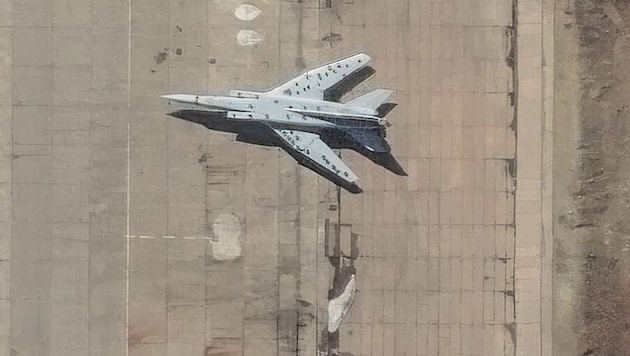 Satellitenaufnahme von einem Mittelstreckenbomber des Typs Tupolev Tu-22 auf dem Luftwaffenstützpunkt Olenya in der Region Murmansk, aufgenommen vor dem Drohnenangriff 