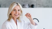 Regelmäßige und gezielte Reinigung erhöhen die Lebensdauer des Implantats. (Bild: NOVITSKIY.PHOTO)