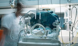 Das Baby wurde schwer verletzt, erholte sich wieder vollständig (Symbolbild).