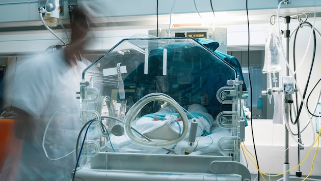 Das Baby wurde schwer verletzt, erholte sich wieder vollständig (Symbolbild).