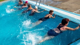 Die legendäre Damenrunde schlägt Alarm: „Statt Schwimmvergnügen klappern uns die Zähne.“ (Bild: Karel Noppe Photography)