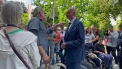 Landesrat Christian Dörfel (ÖVP) stellte sich in Gmunden dem lautstarken Protest.