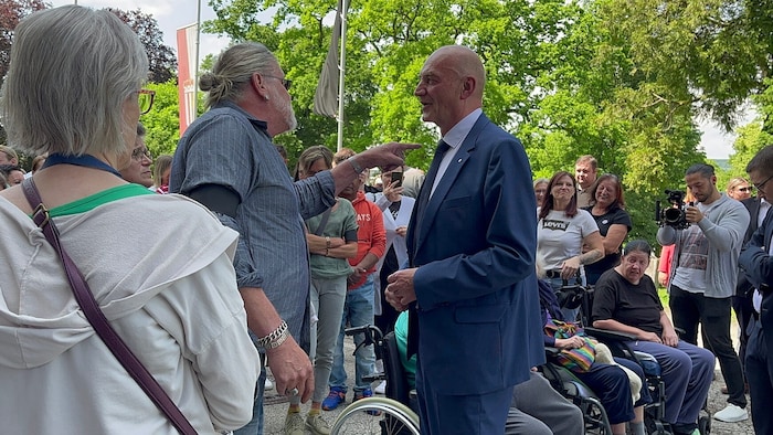 Landesrat Christian Dörfel (ÖVP) stellte sich in Gmunden dem lautstarken Protest.
