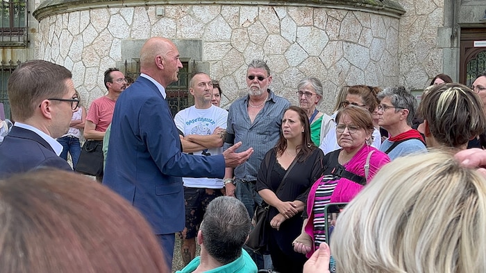 Dörfel bei der Debatte mit wütenden Angehörigen in Gmunden.