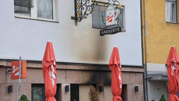 Zwei Tage nach der vorläufigen Schließung der Traditionsgaststätte zerstörte ein Feuer die Räumlichkeiten und richtete unter anderem auch in einer Arztpraxis, einen Stock ober dem Restaurant, einen enormen Schaden an. 