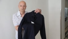 Herr R. ist froh, dass er sein Designerhemd endlich zurückbekommen hat.