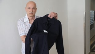 Herr R. ist froh, dass er sein Designerhemd endlich zurückbekommen hat.