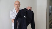 Herr R. ist froh, dass er sein Designerhemd endlich zurückbekommen hat.