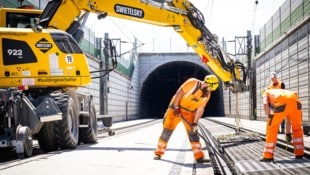 Die letzten Bauarbeiten sind beendet, derzeit wird die neue Westbahnstrecke getestet.