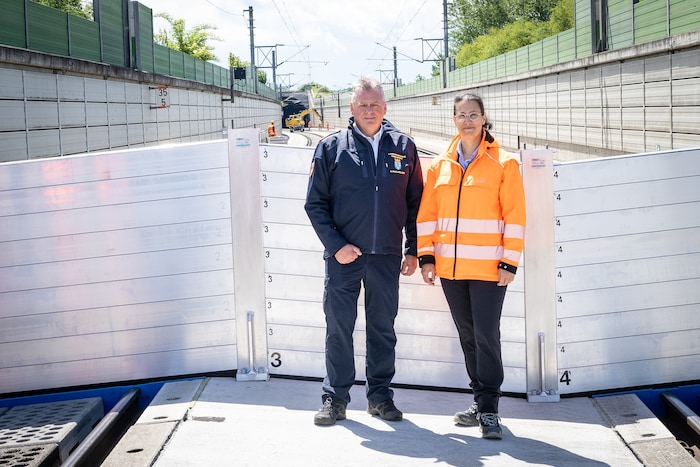 Dietmar Fahrafellner und Judith Engel (links) zu den Arbeiten an der Bahnstrecke: „Wir bieten ab sofort noch mehr Sicherheit.“