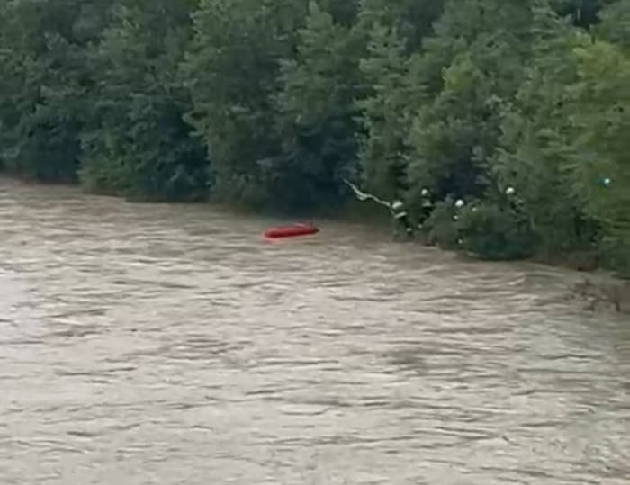 Die Feuerwehrleute konnten auch das gekenterte Kajak aus dem Wasser ziehen.