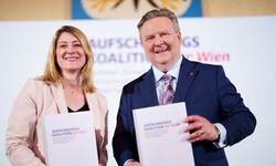Bürgermeister Michael Ludwig (SPÖ) und Vize Bettina Emmerling (Neos) mit Koalitionspapier