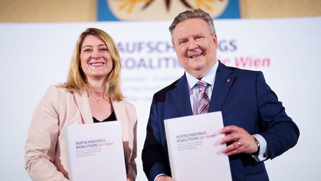 Bürgermeister Michael Ludwig (SPÖ) und Vize Bettina Emmerling (Neos) mit Koalitionspapier