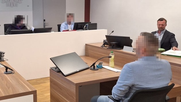 Der Angeklagte, vertreten von Philipp Wolm (re.),  erschien am Landesgericht Eisenstadt bestens gelaunt und hatte am Ende des Prozesses gut lachen. (Bild: Harald Schume, Krone KREATIV)