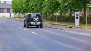 Die Radars in der Linzer Stahlstraße sind nicht versteckt, aber deutlich strenger als auf öffentlichen Straßen. Strafen können schnell empfindlich teuer werden. (Bild: Horst Einöder/Flashpictures)