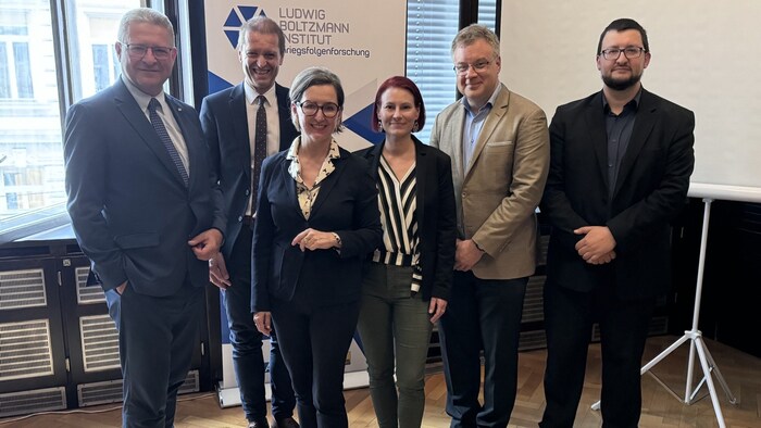 Am Dienstag wurde die Karte bei einem Pressegespräch vorgestellt. Von links: Gruppenleiter des Landes NÖ der Gruppe Kultur, Wissenschaft und Unterricht Hermann Dikowitsch, FWF-Präsident Christof Gattringer, Historikerin Barbara Stelzl-Marx, Historikerin Katharina Bergmann-Pfleger, Johannes Pflegerl von der FH St. Pölten und Historiker Dieter Bacher