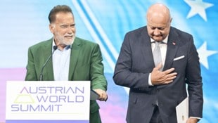 Arnold Schwarzenegger scherzte am Dienstag in der Wiener Hofburg über die heimische Innenpolitik. Für den aktuellen Kanzler Christian Stocker (ÖVP) fand der Hollywood-Star jedoch ausschließlich lobende Worte. (Bild: Krone KREATIV/APA)